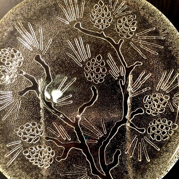 2 Tiara Ponderosa Pine Individual Small Luncheon 8" Plates PineCone Clear Embos - Picture 3 of 5